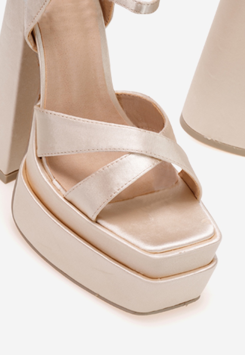 Zlaté sandále na hrubom podpätku a platforme Riesta