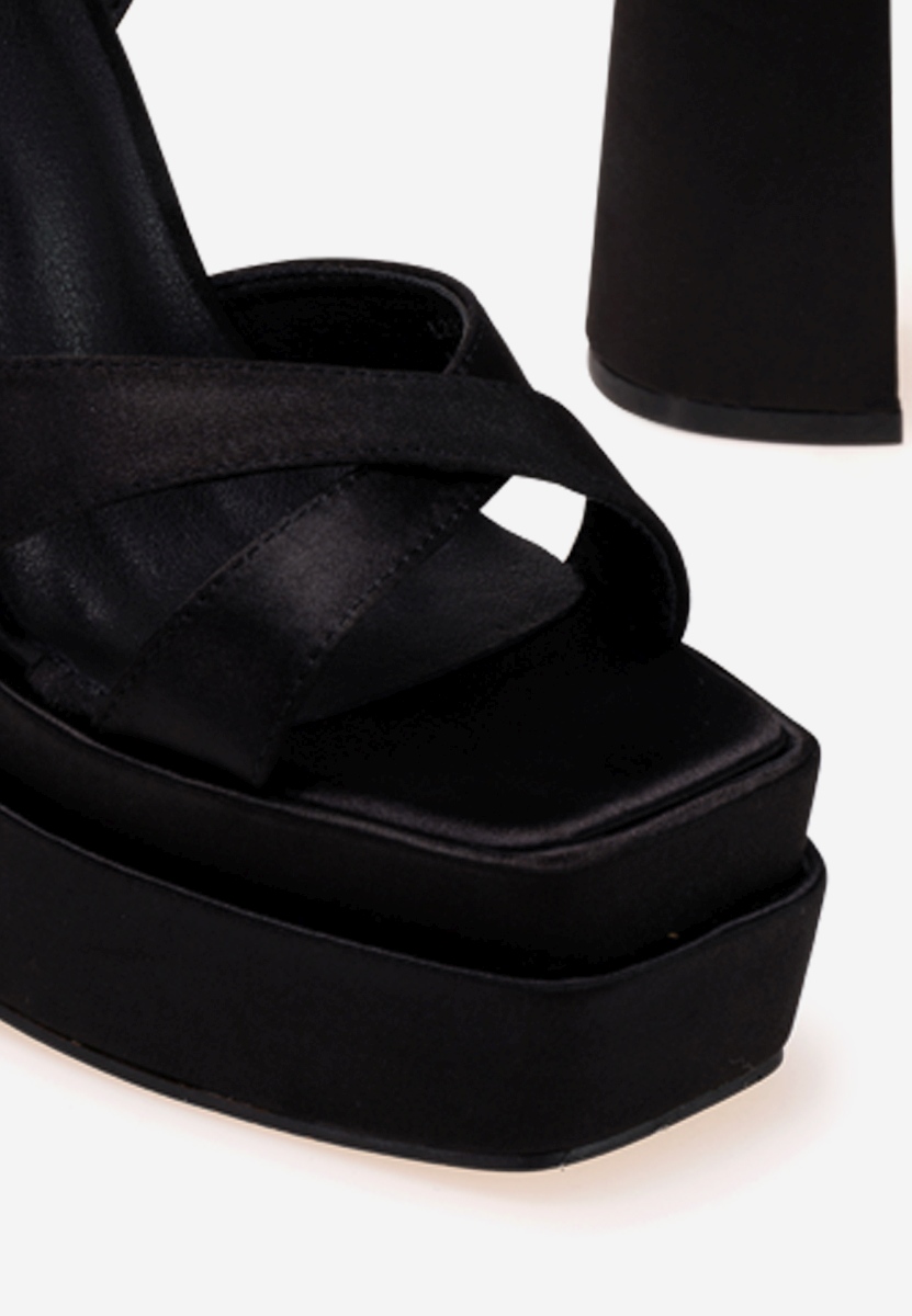 Čierne sandále na hrubom podpätku a platforme Riesta