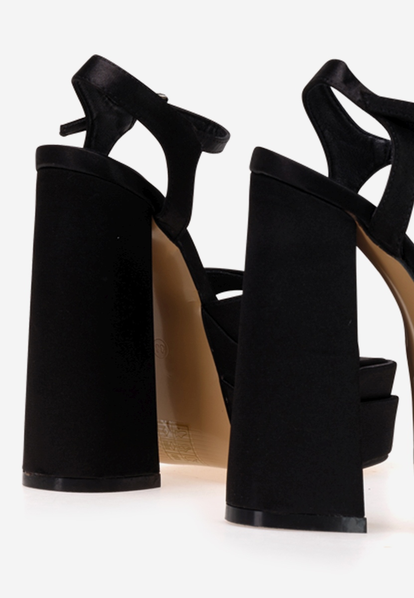 Čierne sandále na hrubom podpätku a platforme Riesta