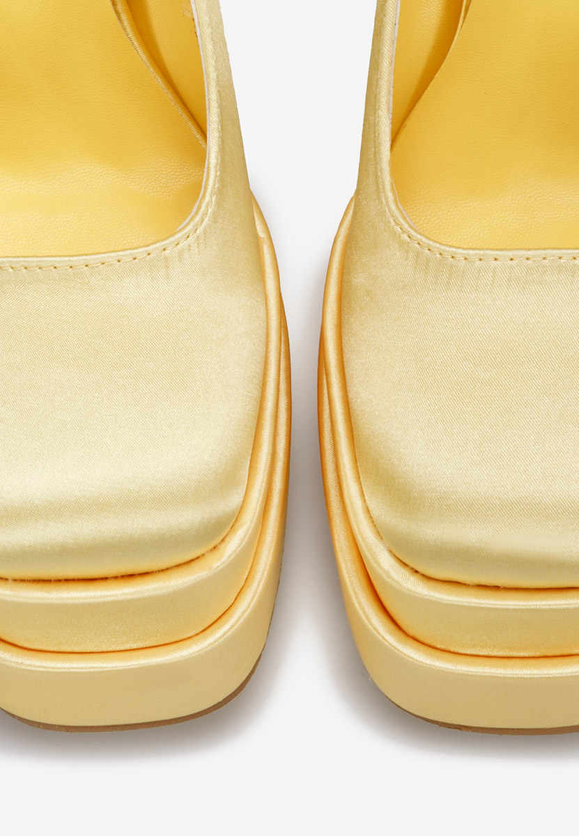 Žlté lodičky na platforme Bia