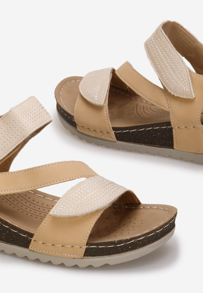 Béžové sandále na klinovom podpätku Falia