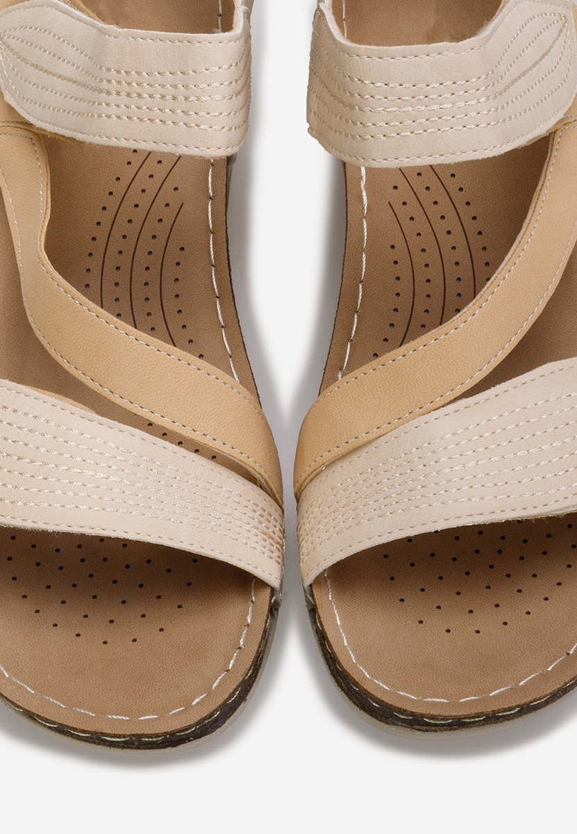 Béžové sandále na klinovom podpätku Falia