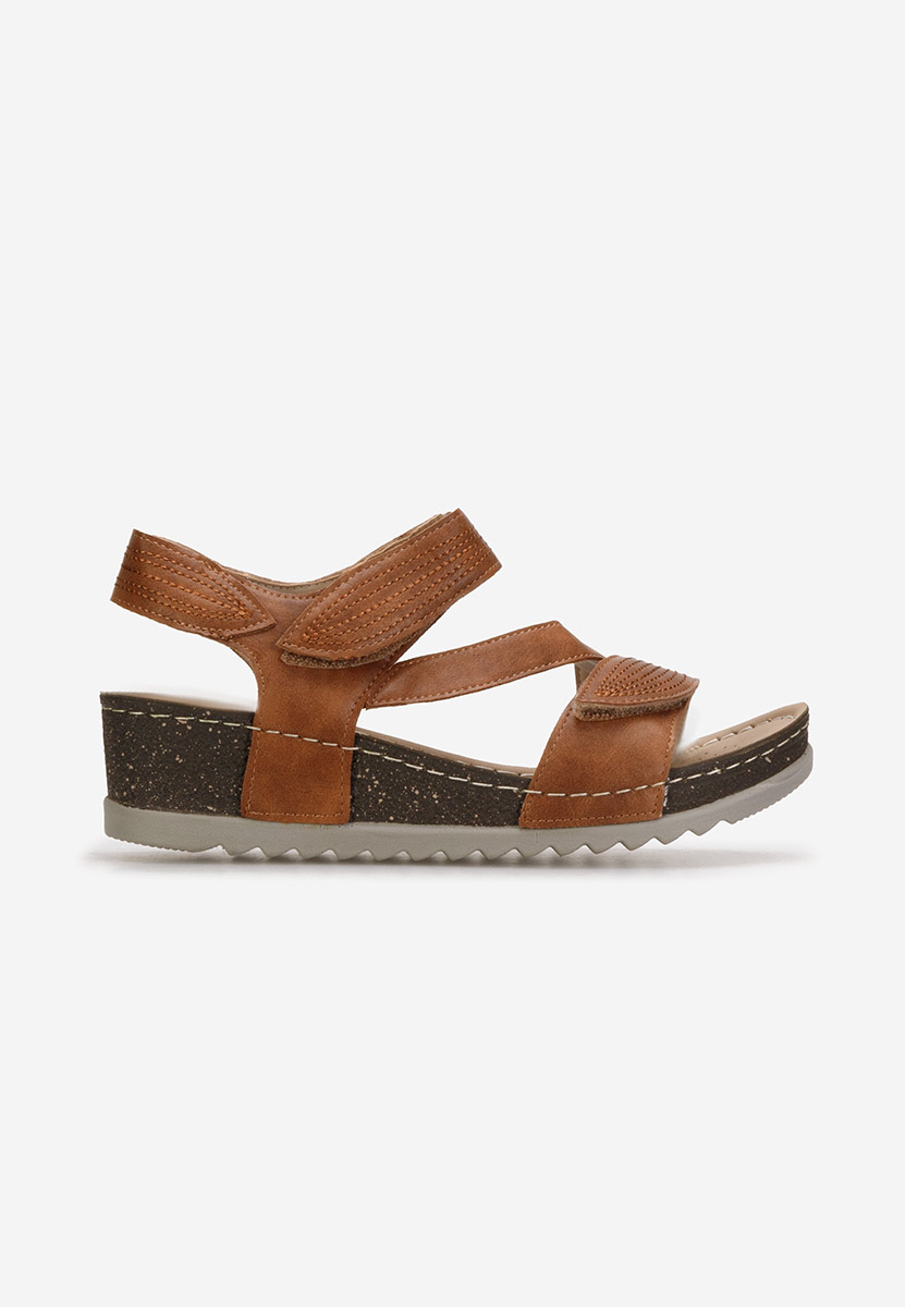 Hnedé sandále na klinovom podpätku Falia