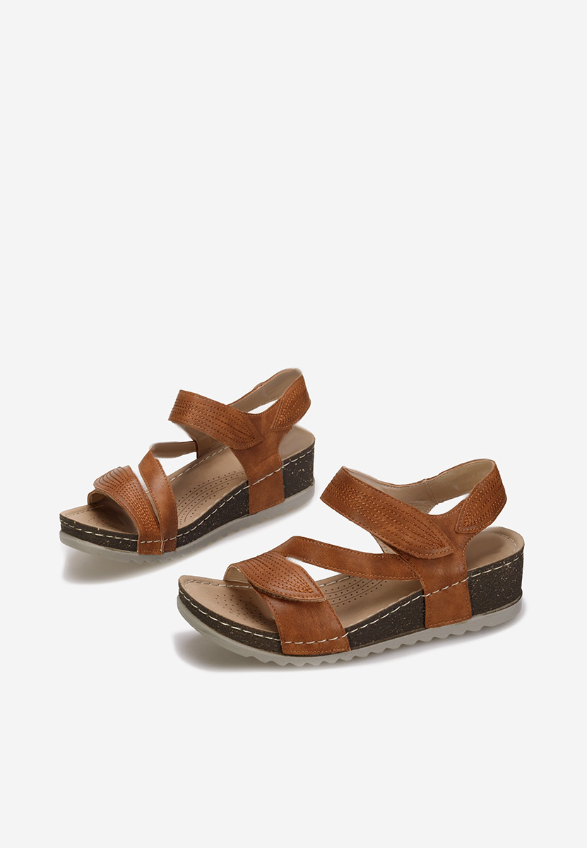 Hnedé sandále na klinovom podpätku Falia