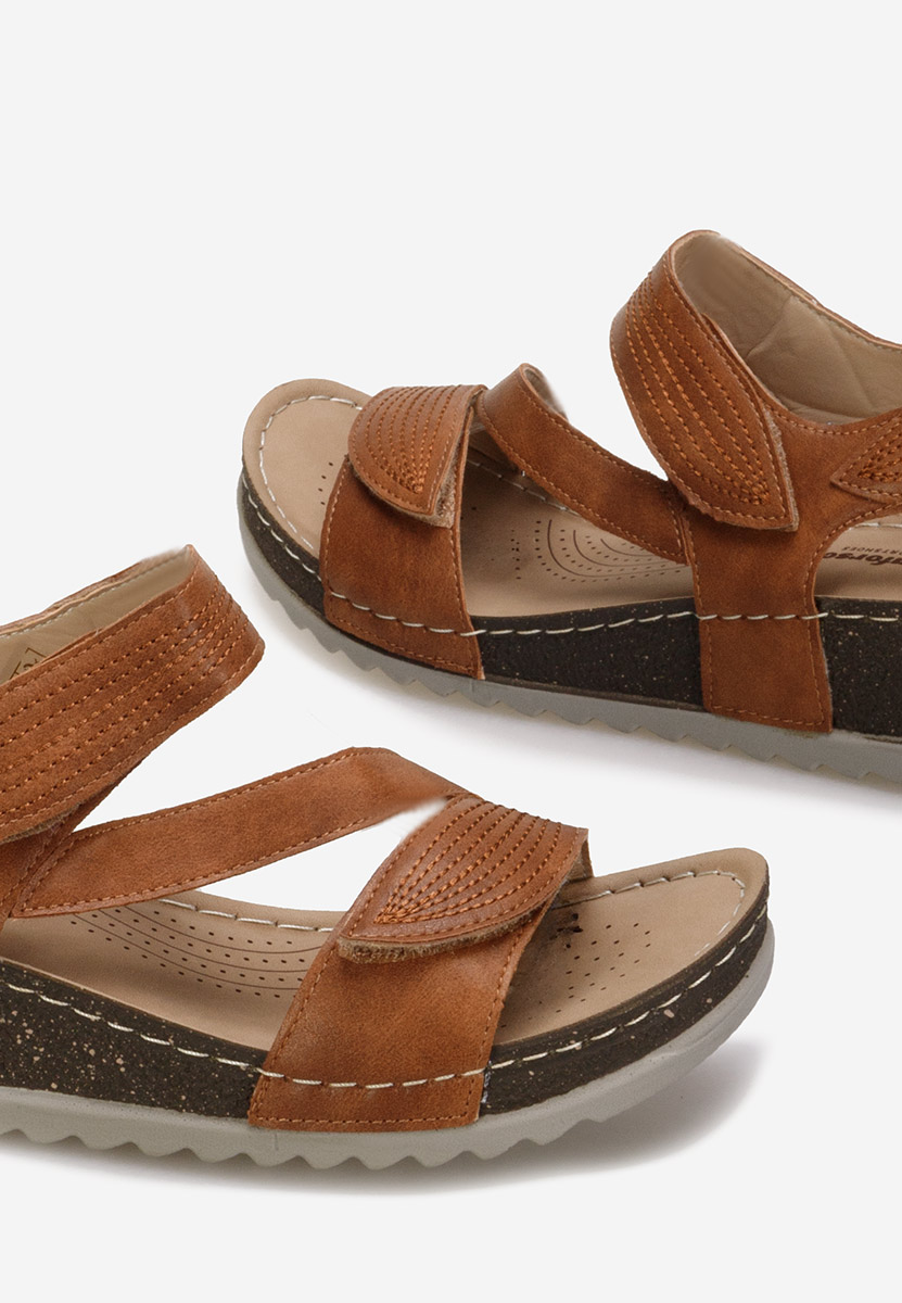 Hnedé sandále na klinovom podpätku Falia