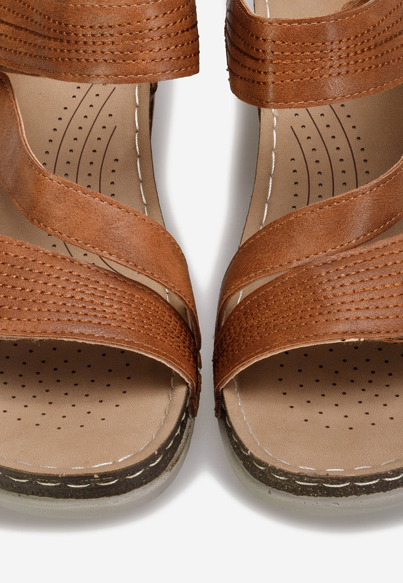 Hnedé sandále na klinovom podpätku Falia