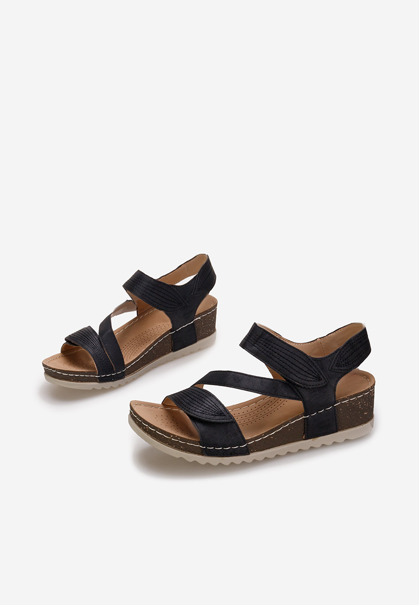 Čierne sandále na klinovom podpätku Falia