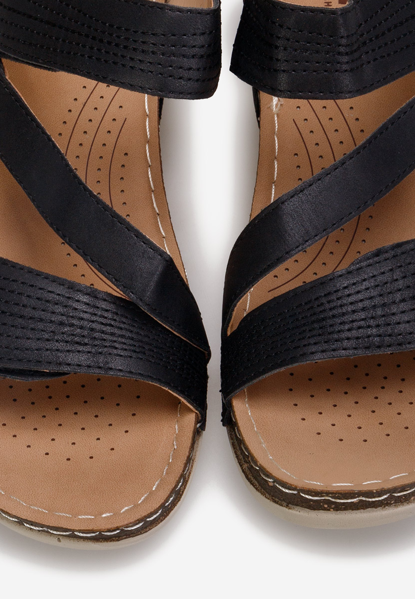 Čierne sandále na klinovom podpätku Falia