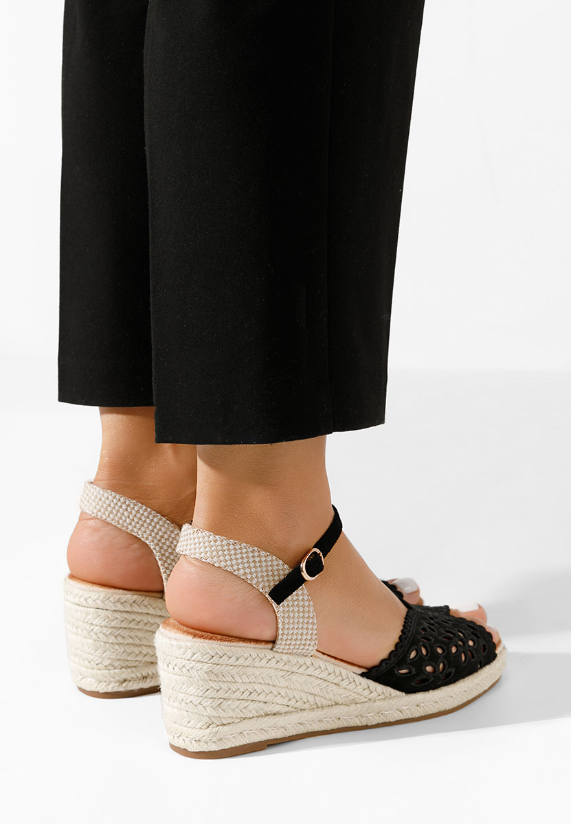 Čierne sandále na klinovom opatku Finana