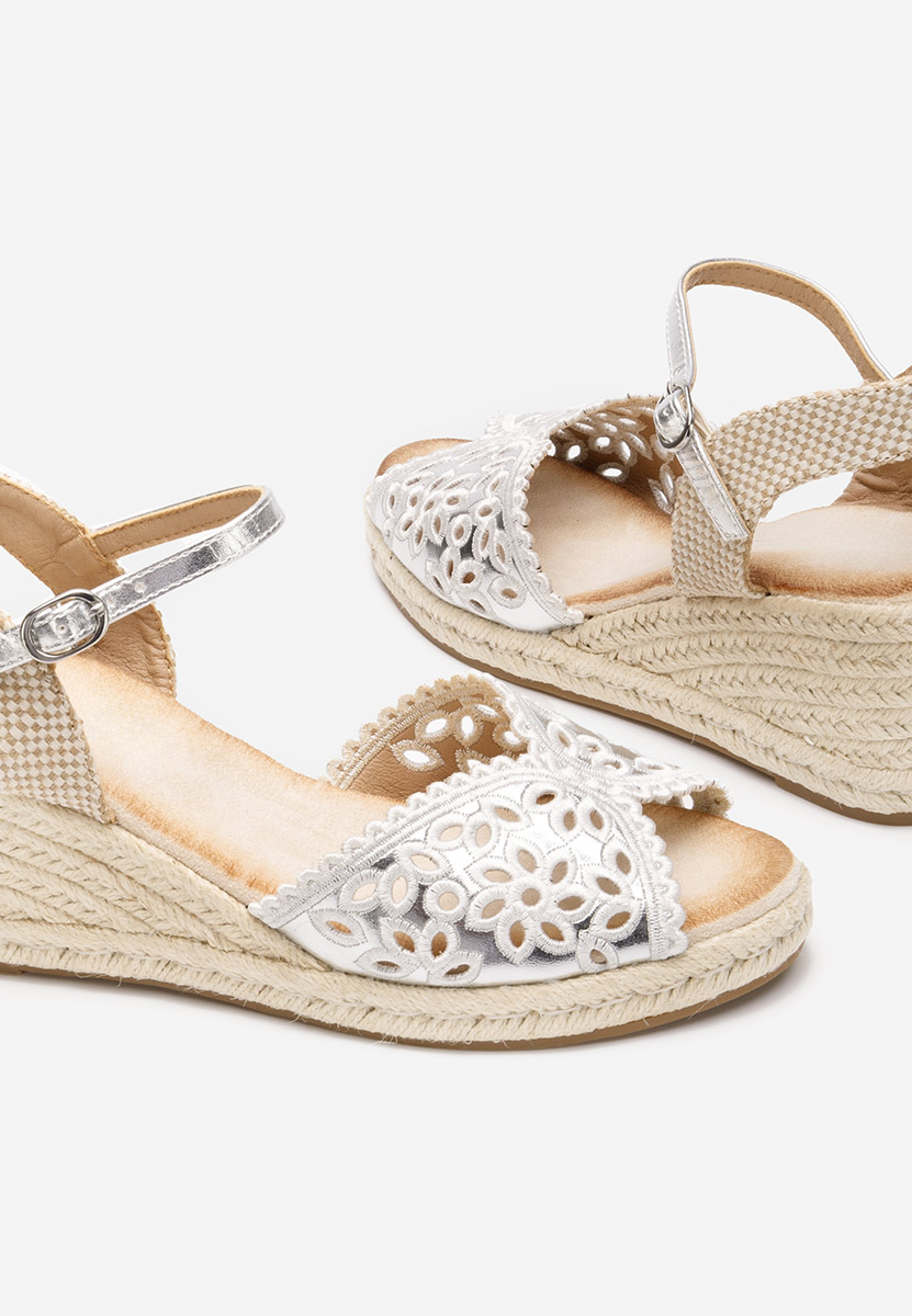 Strieborné sandále na klinovom opatku Finana