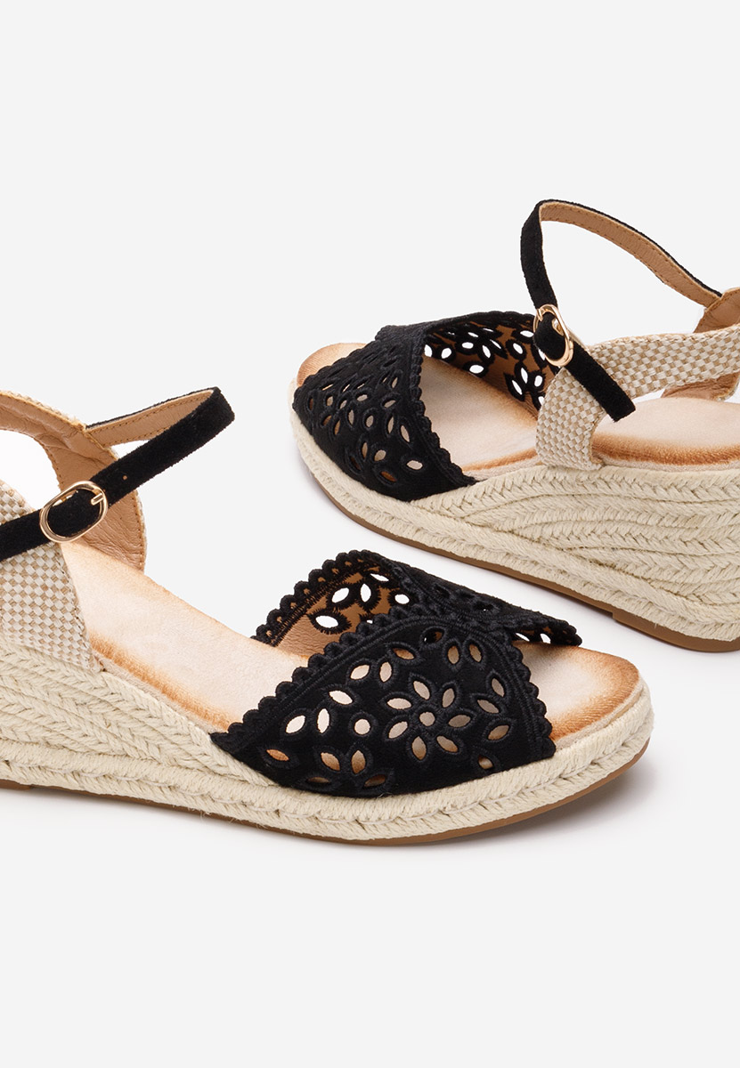 Čierne sandále na klinovom opatku Finana