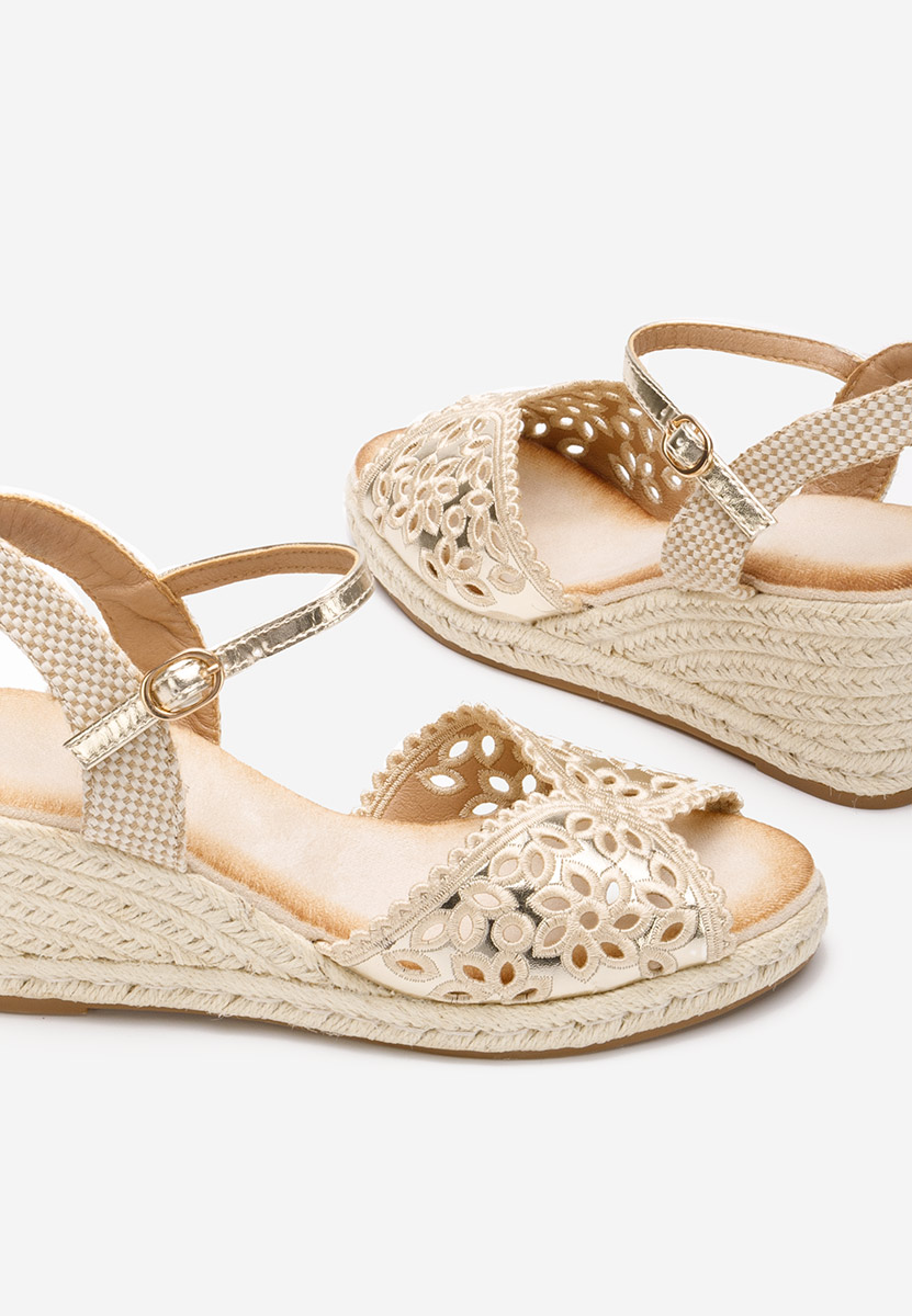 Zlaté sandále na klinovom opatku Finana