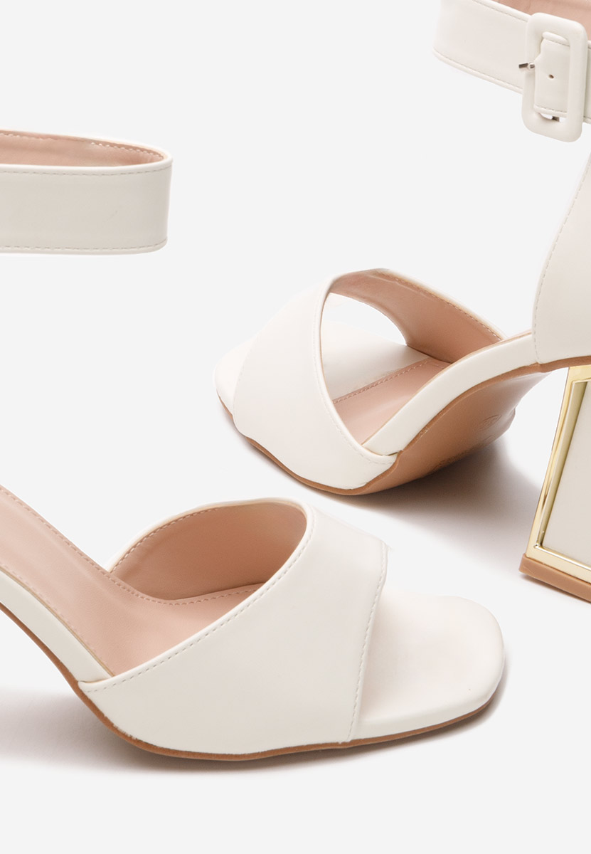 Béžové sandále na hrubom opätku Trisa