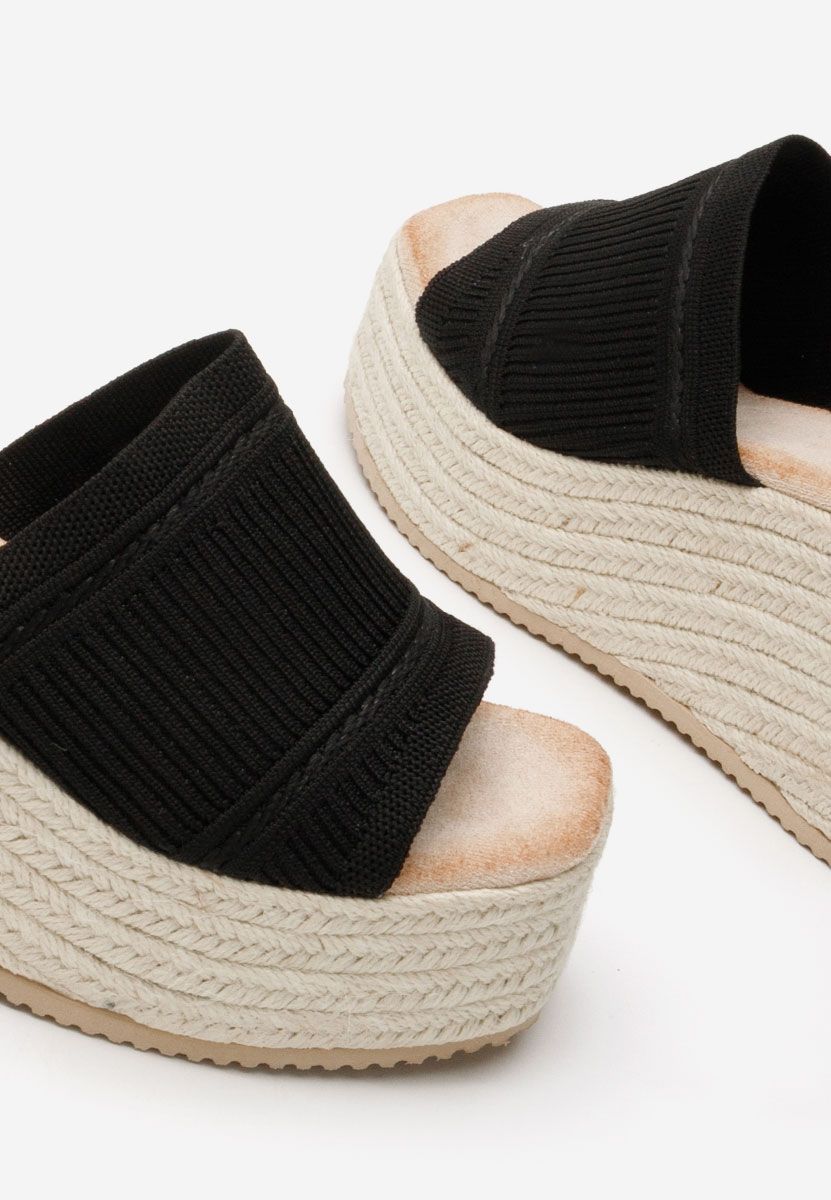 Čierne šlapky na platforme Yessenia