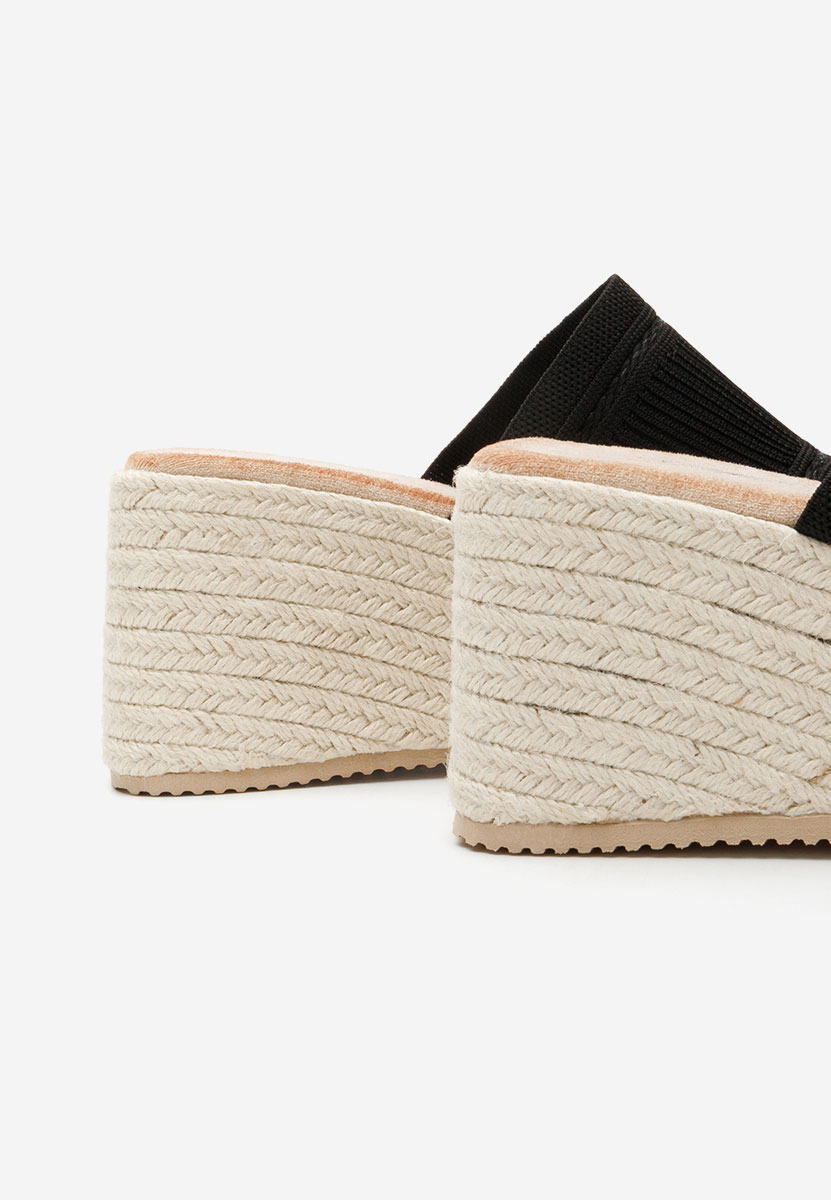 Čierne šlapky na platforme Yessenia