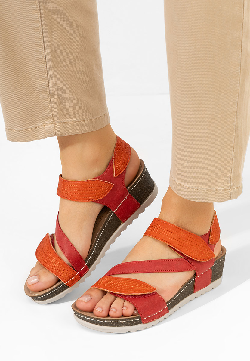 Červené sandále na klinovom opatku Falia