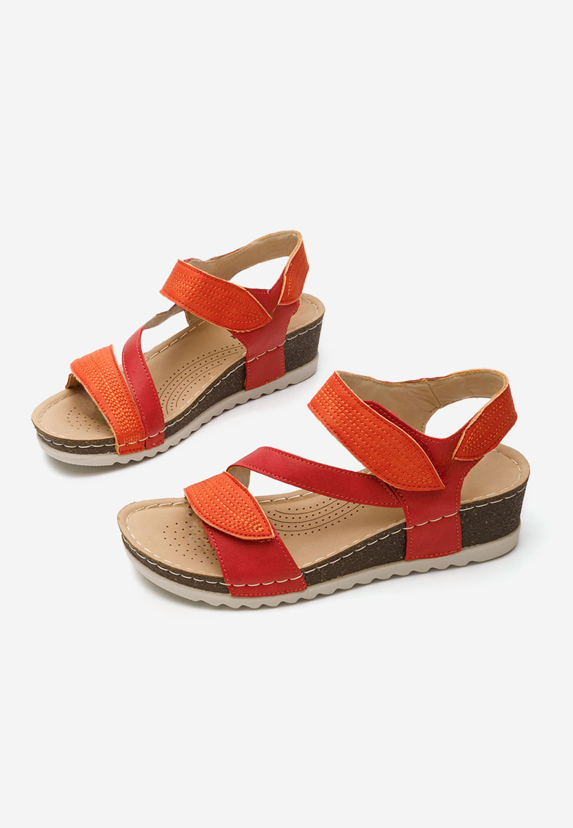 Červené sandále na klinovom opatku Falia