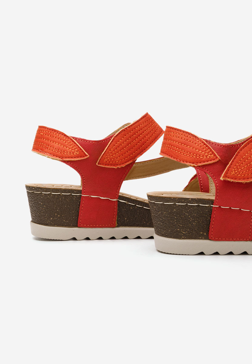 Červené sandále na klinovom opatku Falia