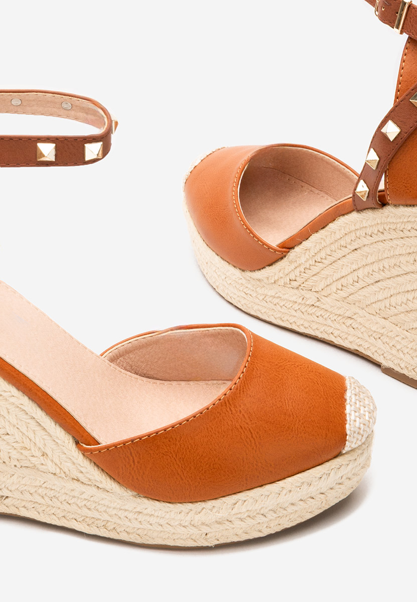 Camelové sandále na klinovom podpätku Riviella