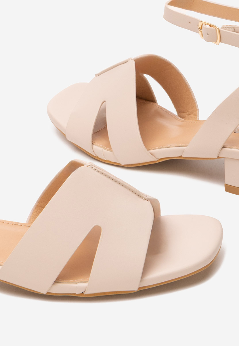 Béžové sandale na nizkom opatku Briena