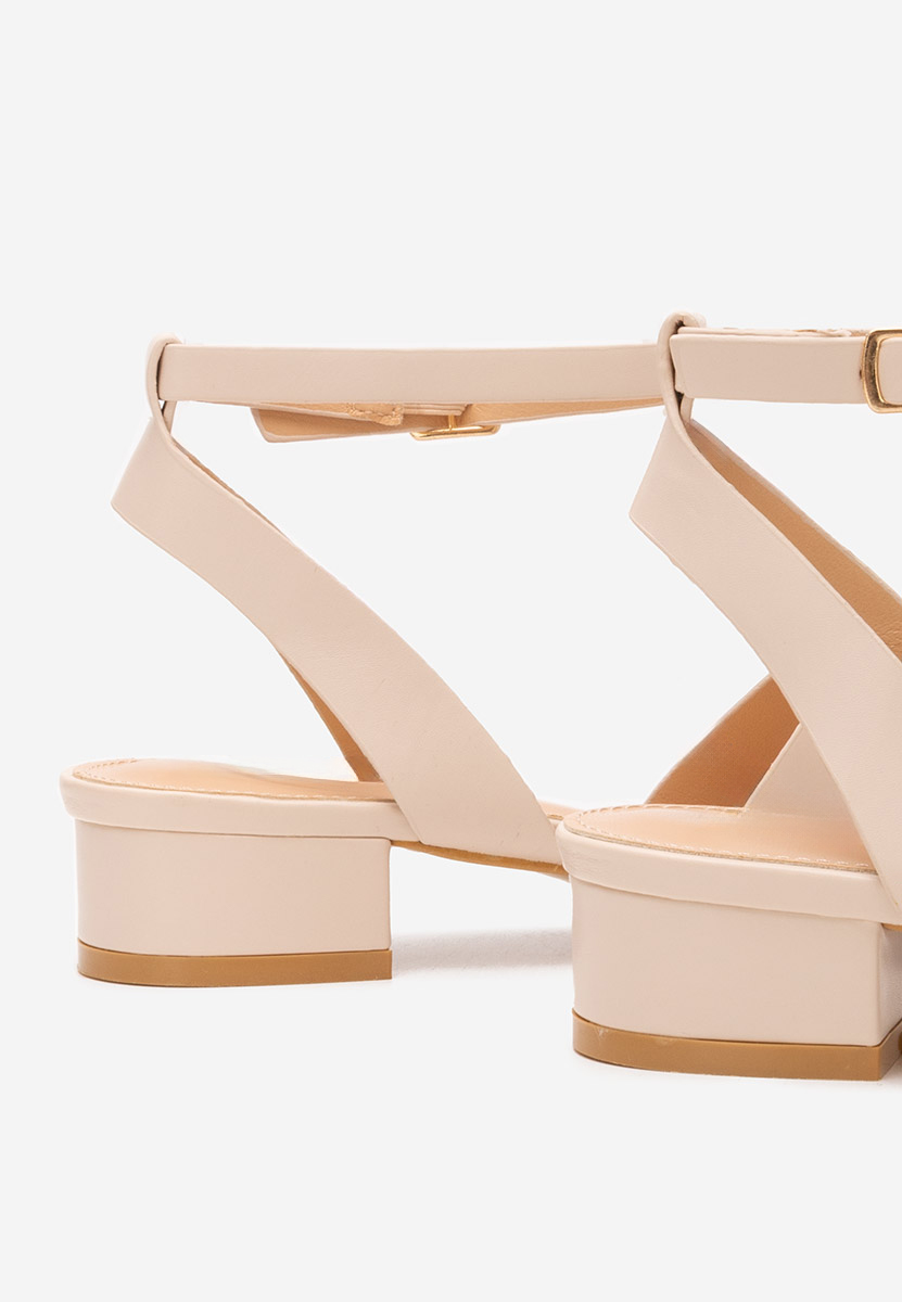 Béžové sandale na nizkom opatku Briena