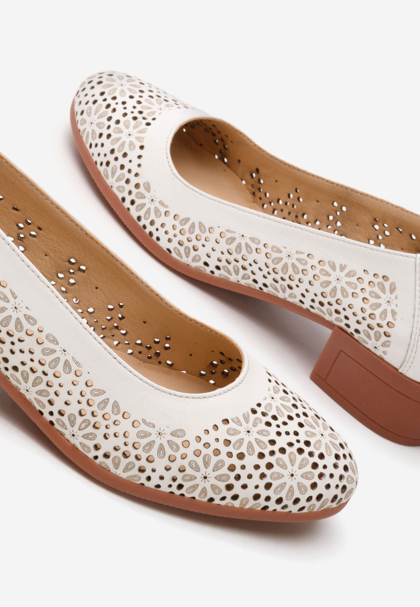 Biele lodičky na nízkom opätku Admire