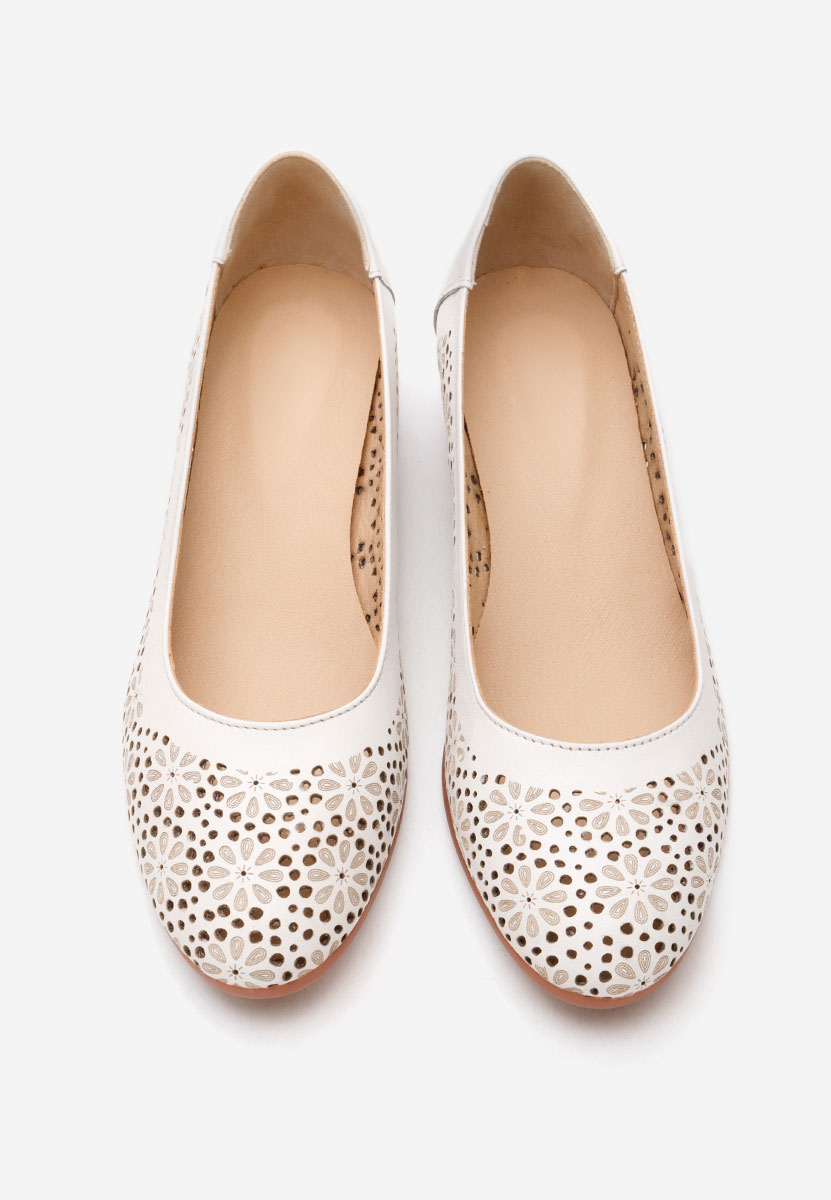 Biele lodičky na nízkom opätku Admire