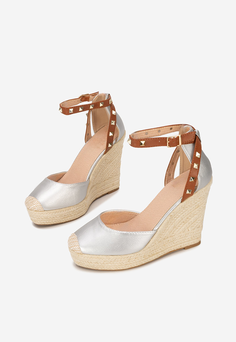 Strieborné sandále na klinovom podpätku Riviella