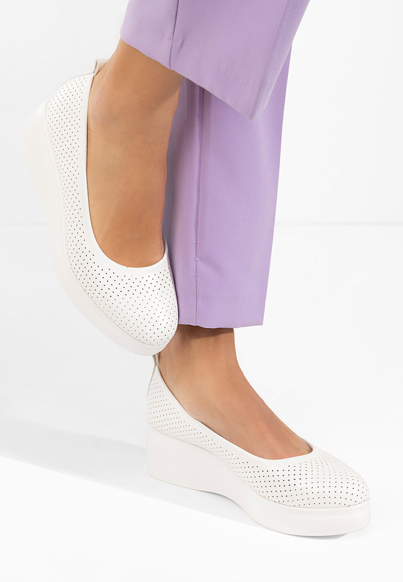 Biele lodičky na platforme Danetia