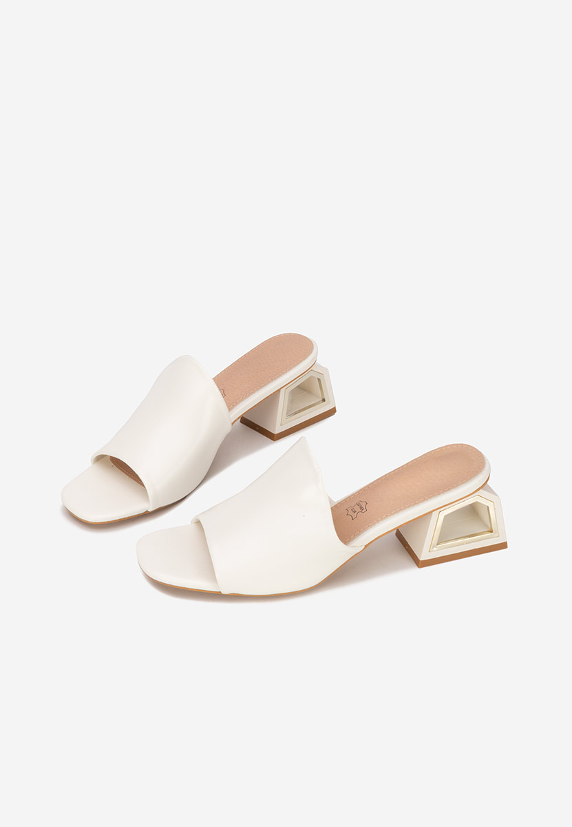 Biele šľapky na opätku Alesandria