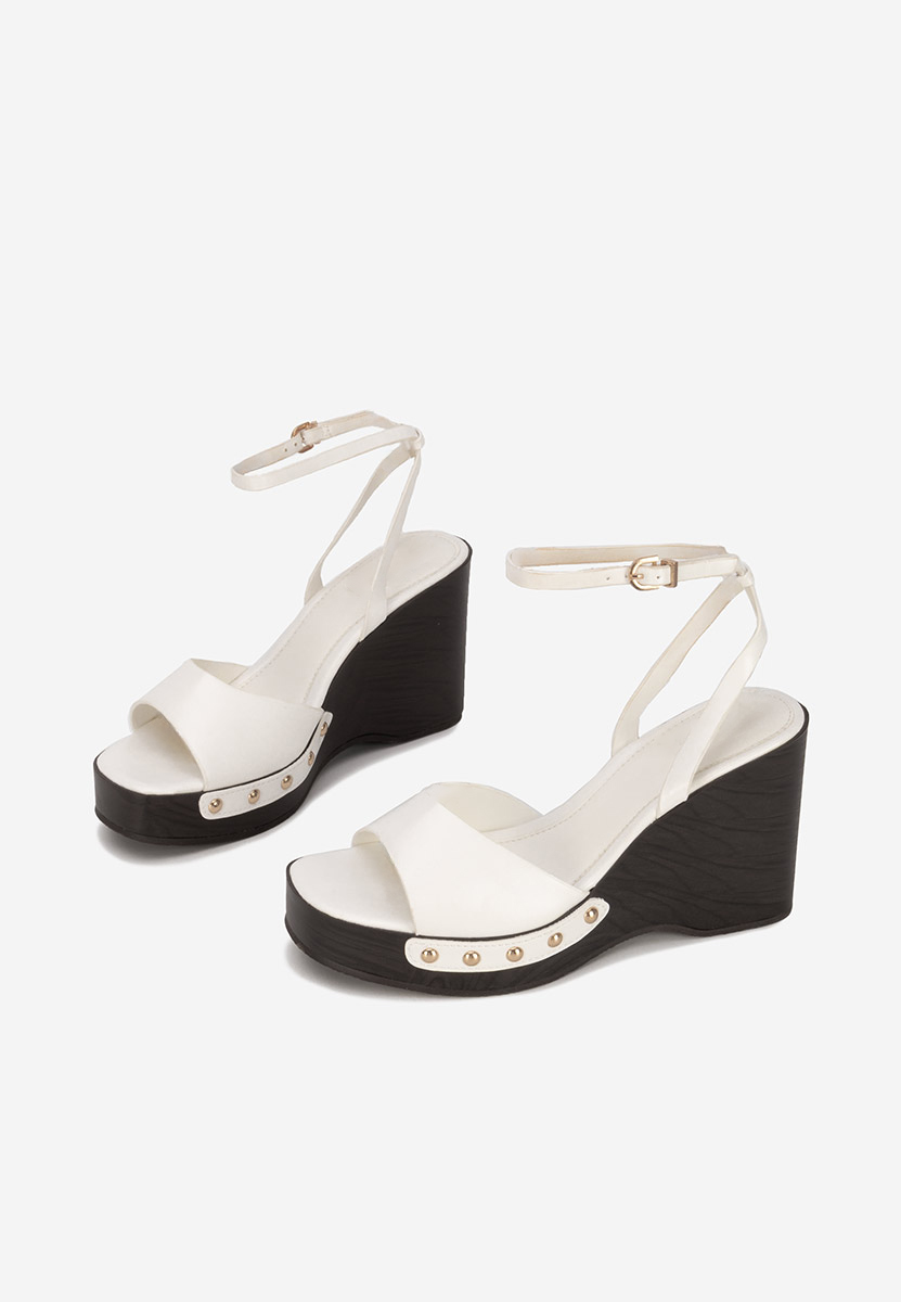 Biele sandále na klinovom opatku Mirya