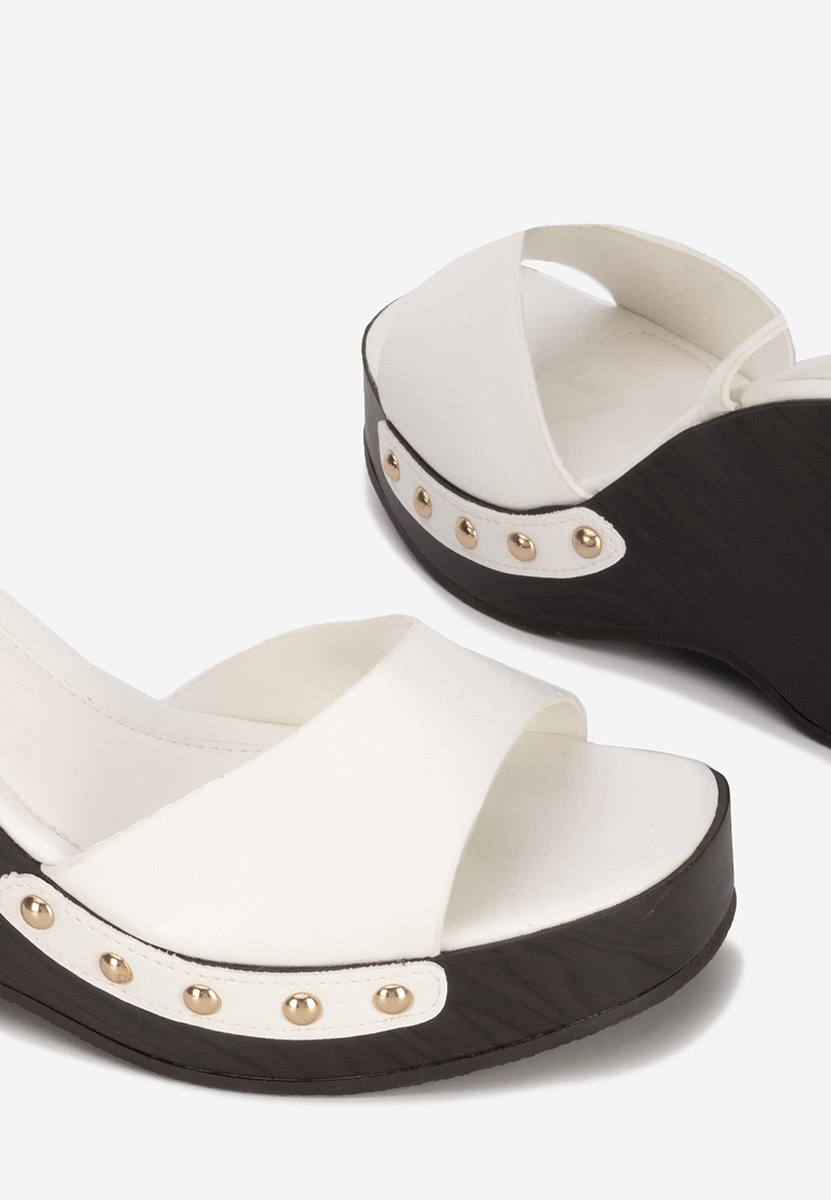 Biele sandále na klinovom opatku Mirya