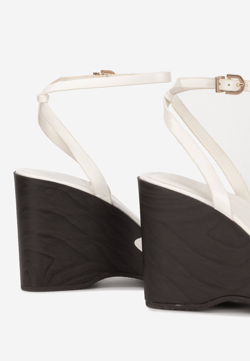 Biele sandále na klinovom opatku Mirya