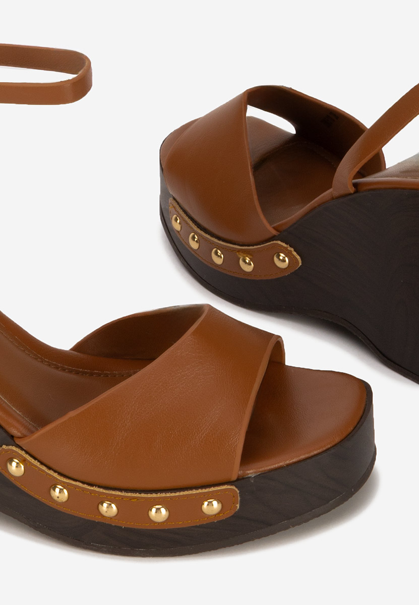 Camelové sandále na klinovom opatku Mirya