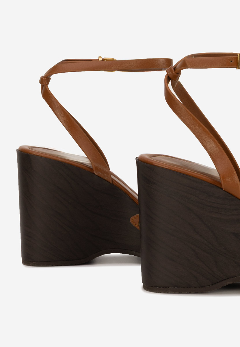 Camelové sandále na klinovom opatku Mirya