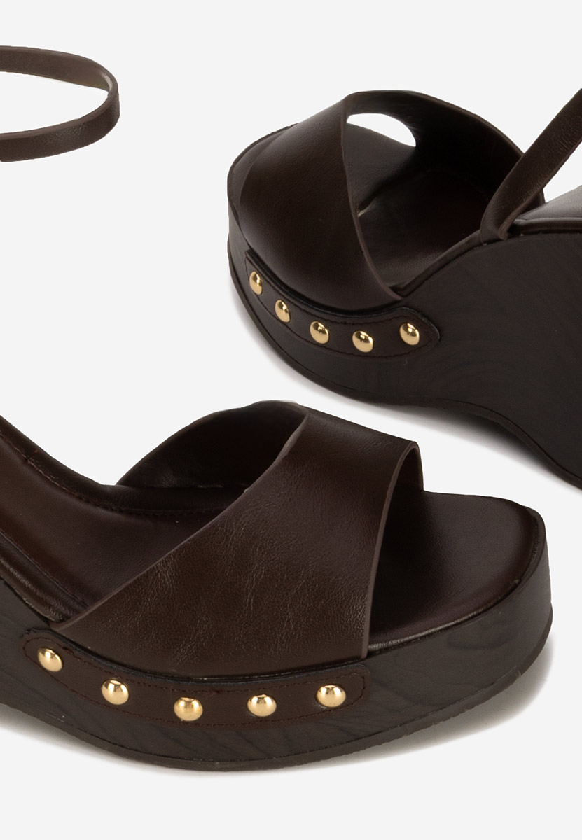 Hnedé sandále na klinovom opatku Mirya