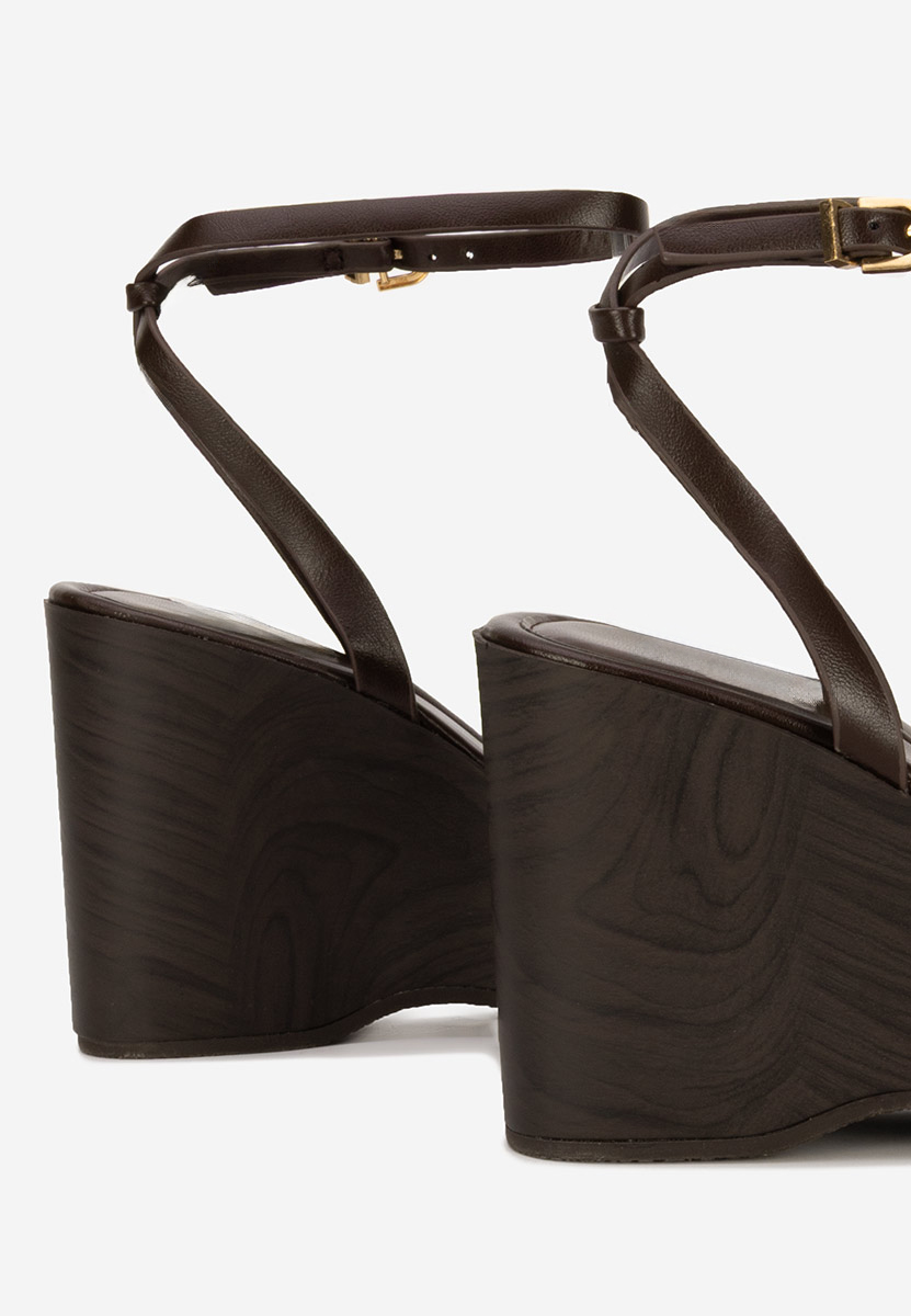 Hnedé sandále na klinovom opatku Mirya