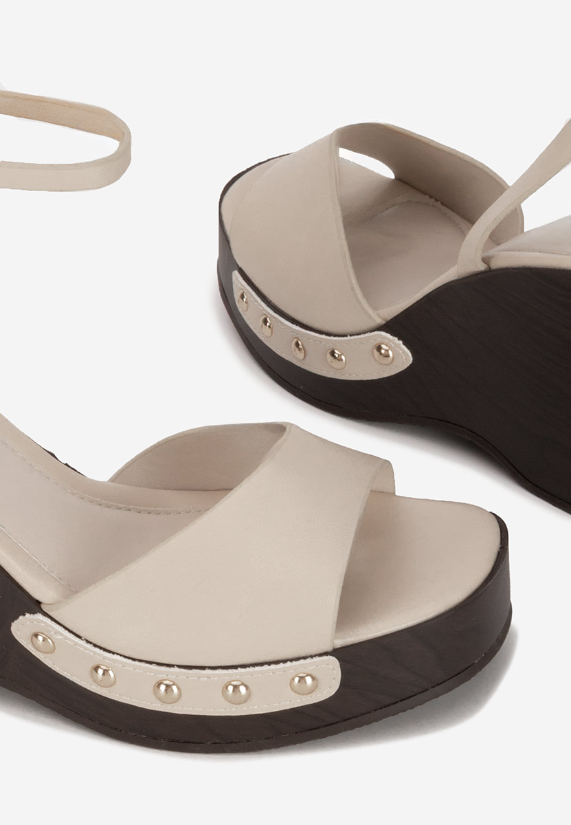 Béžové sandále na klinovom opatku Mirya