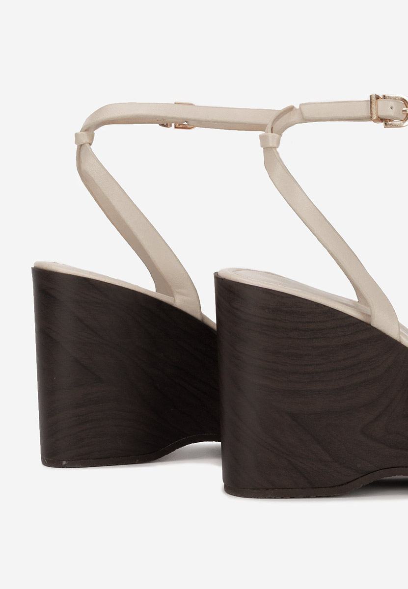 Béžové sandále na klinovom opatku Mirya